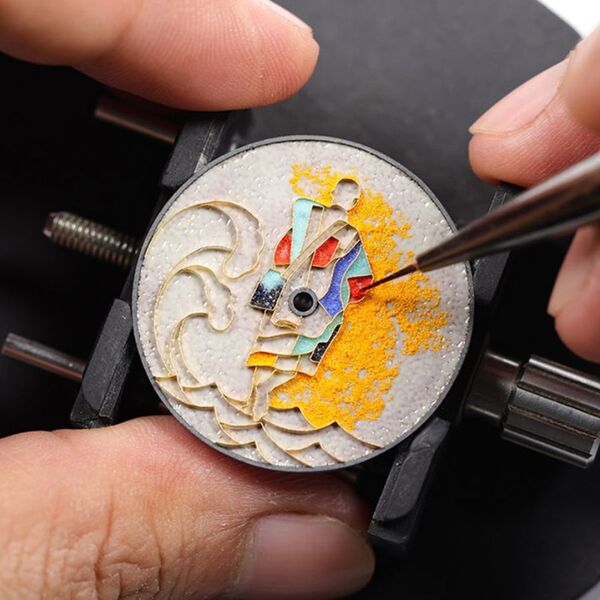 Đồng hồ Enamel là gì? Tìm hiểu kỹ thuật men Enamel trong chế tác đồng hồ cao cấp