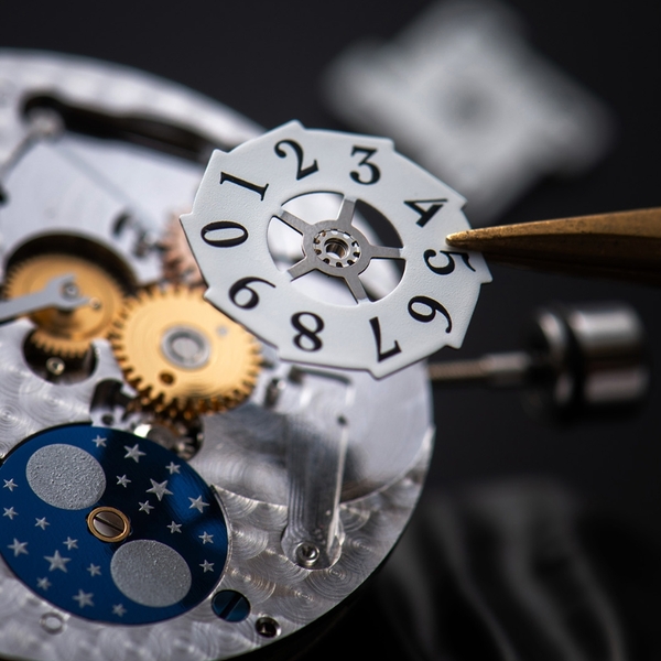 Đồng hồ 5 kim là gì? Giải mã cấu trúc và sức hấp dẫn của những cỗ máy đa chức năng