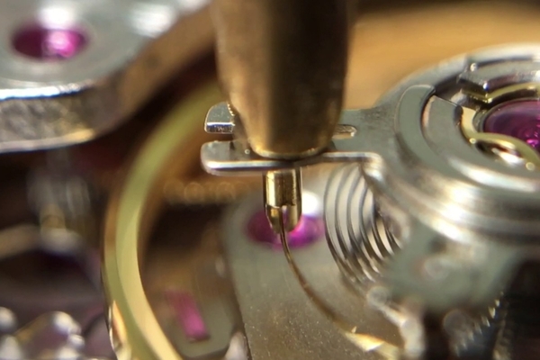 Etachron Là Gì? Cấu Tạo, Chức Năng và Vai Trò Trong Bộ Máy Đồng Hồ Cơ