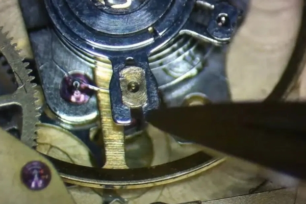 Etachron Là Gì? Cấu Tạo, Chức Năng và Vai Trò Trong Bộ Máy Đồng Hồ Cơ