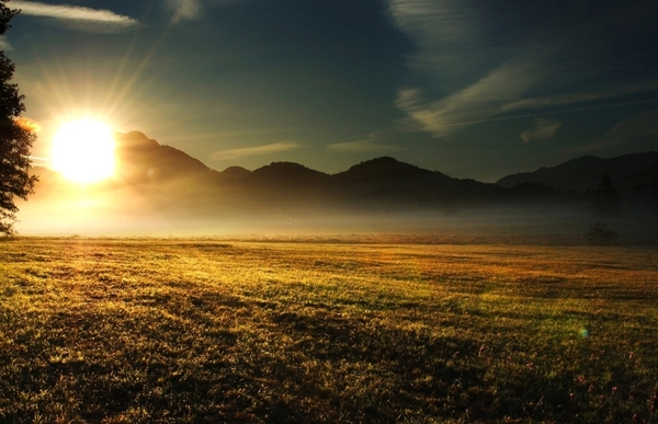 Bình minh là gì? Ánh sáng ban mai đánh thức bầu trời tĩnh lặng