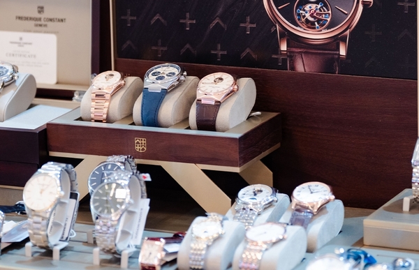 Frederique Constant xách tay – ‘hời’ thật hay bẫy? Chính hãng – đắt thật hay đáng tiền? Góc nhìn cho giới mộ điệu