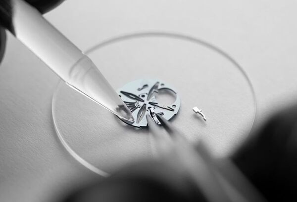 Monolithic: 26 chi tiết cũ kỹ thu gọn về 1 khối silicon đỉnh cao. Frederique Constant phá vỡ mọi giới hạn, đưa độ chính xác lên tầm vũ trụ.