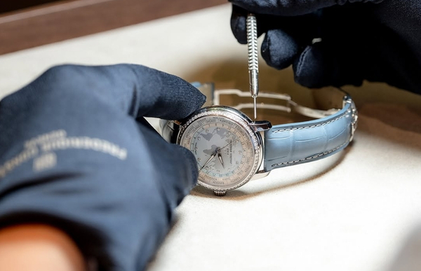 Khoác lên chiếc Frederique Constant dây da cao cấp chạm vào chất Thụy Sĩ, khẳng định đẳng cấp của bạn