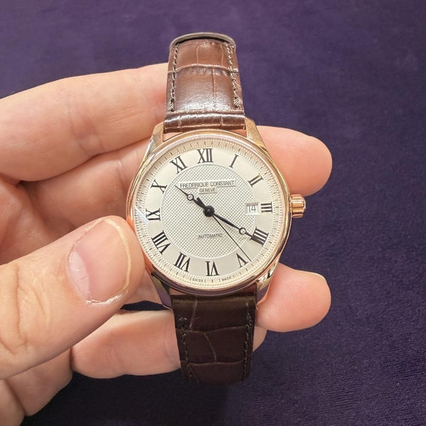 Khoác lên chiếc Frederique Constant dây da cao cấp chạm vào chất Thụy Sĩ, khẳng định đẳng cấp của bạn