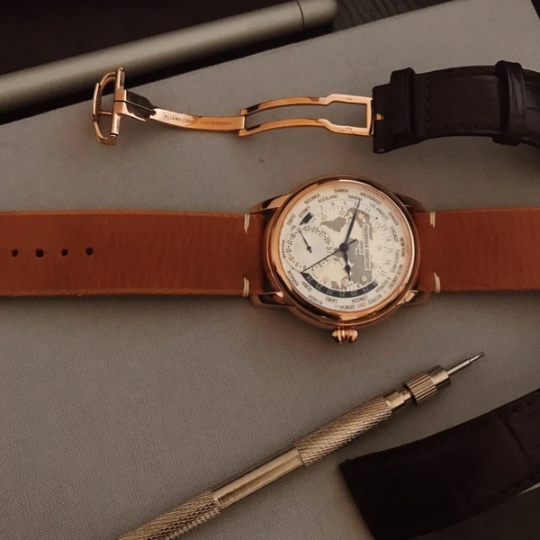 Khoác lên chiếc Frederique Constant dây da cao cấp chạm vào chất Thụy Sĩ, khẳng định đẳng cấp của bạn